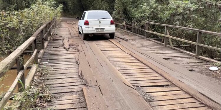 Ponte com buracos e tábuas soltas preocupa motoristas no interior de SP: 'Dá medo'