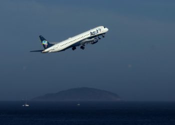 OUÇA momento em que comandante informa torre que copiloto passou mal durante voo a Viracopos